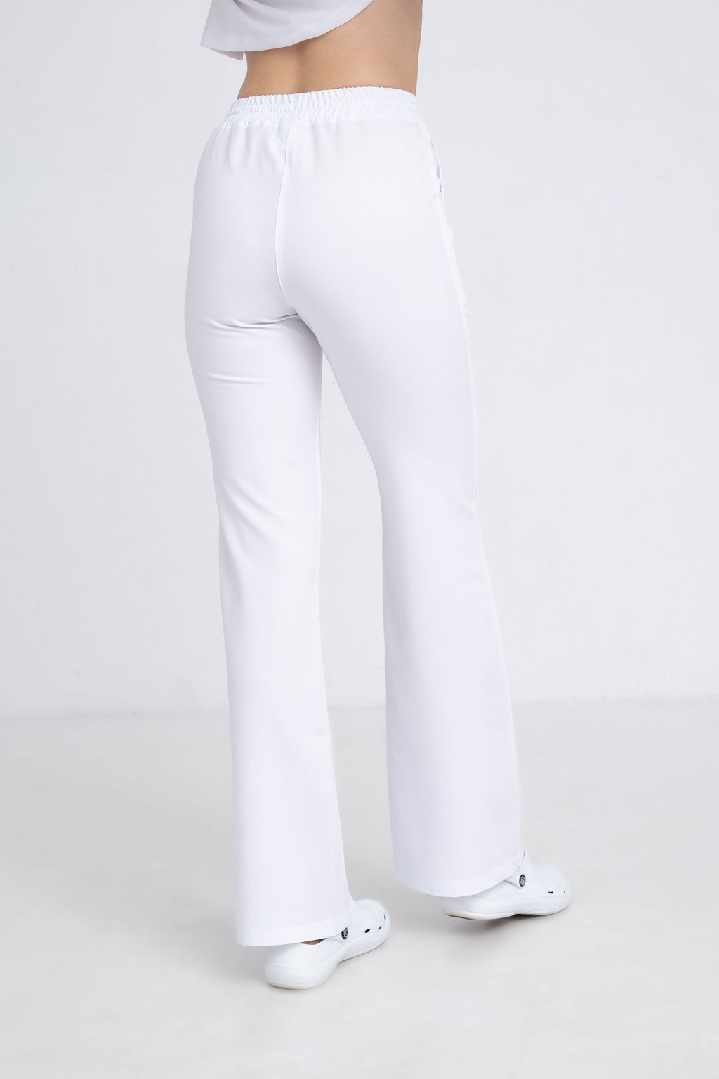 Medyczne spodnie damskie dzwony - kolor white